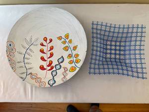 lot 159 image: Artistic Painted & Mesh Bowls Set