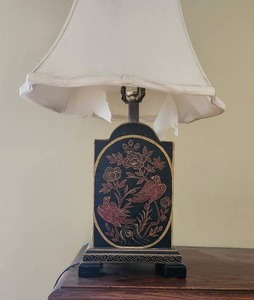 lot 23 image: Vintage Floral Table Lamp