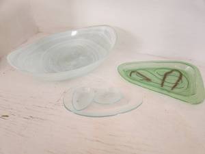 lot 42 image: Artisan Hand-Blown Glass Dish Set
