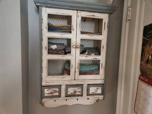 lot 94 image: Vintage Style Wall Cabinet