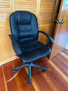 lot 124 image: Black Ergonomic Office Chair