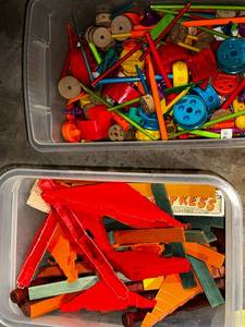 lot 304 image: Vintage Tinkertoy and Lincoln Logs Set