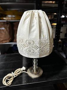 lot 312 image: Vintage Lace Table Lamp with Glass Base