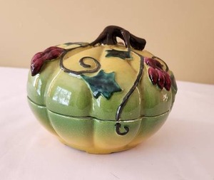 lot 286 image: Ceramic Pumpkin Bowl with Lid