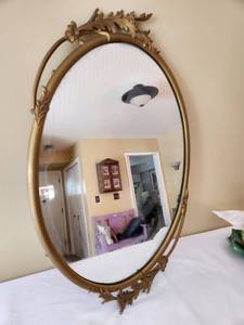 lot 295 image: Vintage Oval Gold Wall Mirror