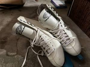 lot 314 image: Hespeler Ice Skates