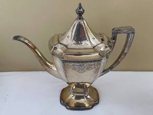 lot 29 image: Vintage Chippendale Teapot