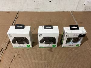 lot 243 image: LOT OF 3 PowerA Xbox Charging Kit
