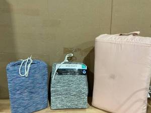 lot 396 image: LOT OF Bed Sheet Sets