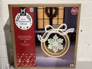 lot 705 image: Members Mark 40 Pre-Lit Ornament Dcor