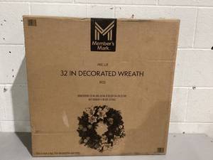 lot 706 image: Members Mark 32 Pre-Lit Decorated Wreath