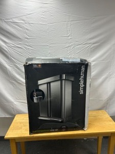 lot 37 image: Simplehuman Trash Can - Doesnt Open Correctly