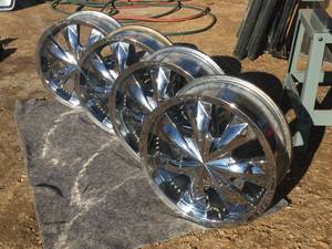 lot 176 image: Set Of 4 Cabo 18 x 7.5 Chrome Rims - 4 Bolt