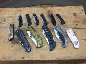 lot 189 image: 12 TacticalHunting Knives