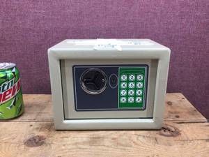lot 221 image: 9 x 6 12 x 6 34 Metal Safe