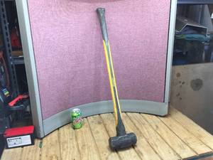 lot 253 image: Yardworks 8 Lb Sledge Hammer