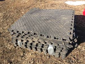 lot 256 image: Group 2 x 2 Foam Floor Pads