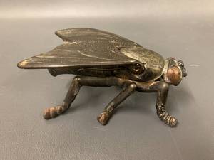 lot 22 image: Antique Cast Iron Fly or Cicada Ashtray or Paperweight Insect Figurine