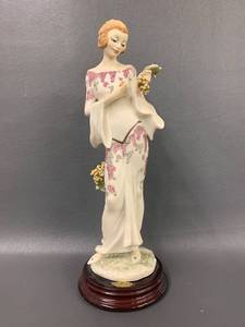 lot 38 image: Guiseppe Armani Arianna 1996 Figurine