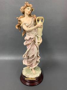 lot 39 image: Giuseppe Armani Figurine 1994 Sculpture of the Year