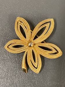 lot 26B image: Vintage Trifari Gold Tone Floral Brooch Elegant Costume Jewelry