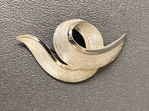 lot 45B image: Vintage Trifari Silver Swirl Brooch Pin
