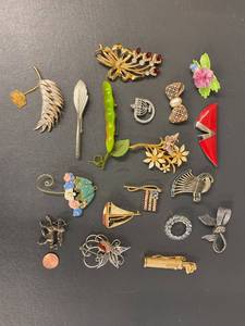 lot 77B image: Vintage Brooch Collection Mixed Designs & Materials