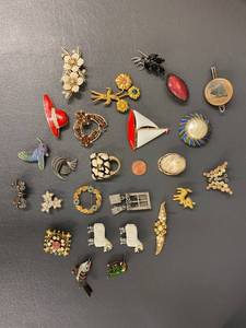 lot 78B image: Vintage Enamel Brooch Pin Collection Lot