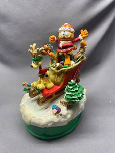 lot 88B image: Garfield Christmas Sleigh Music Box