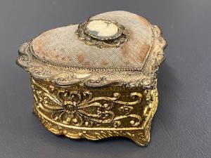 lot 96B image: Vintage Cameo Heart Music Box