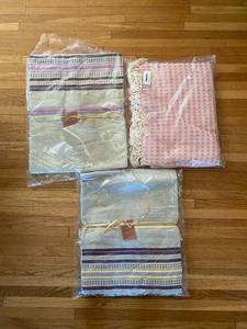 lot 124B image: Scents & Feel Throws & Trimozy Blanket Lot