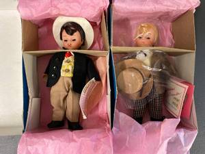 lot 13J image: Madame Alexander Dolls Rhett Ambroidered Dollset
