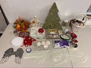 lot 43J image: Seasonal Holiday Decoration Lot with Christmas Ornaments