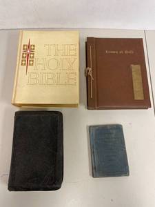 lot 49J image: Vintage Holy Bible 1962 Edition, Leaves of Gold Book Collection