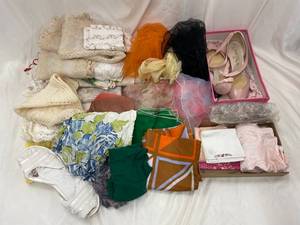 lot 5E image: Vintage Fabric and Accessory Assortment Lot