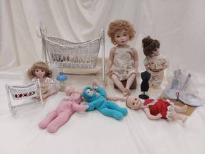 lot 17E image: Vintage Doll Collection