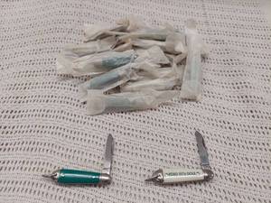lot 60E image: Lot Of 20 Vintage 1976 Ford Dole Colonial Pocket Knives