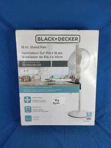lot 71 image: BLACKDECKER 16 Oscillating Pedestal Fan - White