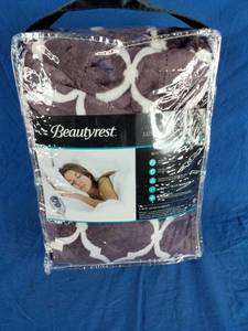 lot 93 image: Beautyrest Heated Oversized Throw