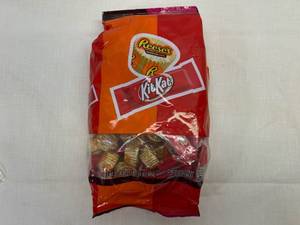 KK. 2lb 1.36oz Reeses & KitKat