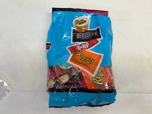 KK. 2lb 1.38oz Reeses, KitKat & Hershey