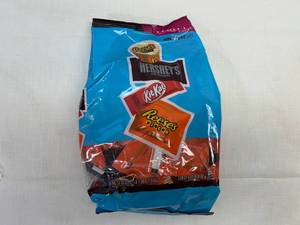 KK. 2lb 1.38oz Reeses, KitKat & Hershey