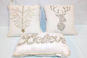 lot 1 image: Set of 3 Holiday Decorative Throw Pillows with Beaded Designs