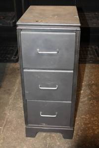 lot 20 image: Vintage Metal 3-Drawer Filing Cabinet