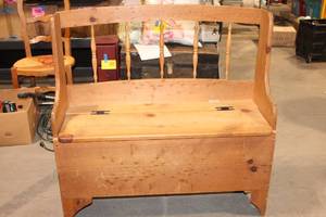 lot A-23 image: Wooden Storage Bench with Spindle Backrest