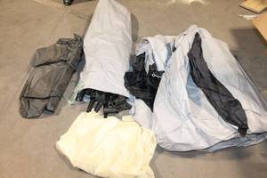 lot 40 image: Large Outdoor Camping Tent with Tarpaulin