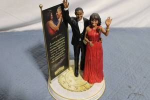 lot 47 image: Barack & Michelle Obama Commemorative Figurine