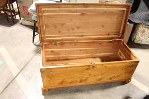 lot 81 image: Solid Cedar Chest with Hinged Lid and Rolling Casters