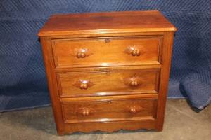 lot 101 image: Vintage Wooden 3-Drawer Dresser with Carved Handles