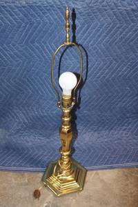 lot 105 image: Vintage Brass Table Lamp with White Shade
